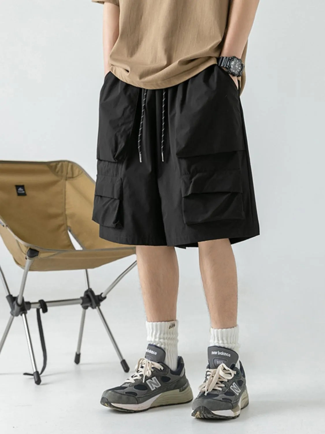 Trendsi black cargoshorts with multiple pockets worn as men's summer shorts with pockets